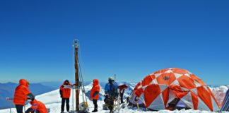 Extraen milenarias muestras de hielo de nevado peruano para estudiar cambio climático