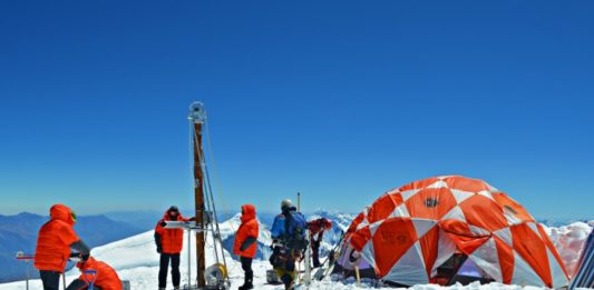 Extraen milenarias muestras de hielo de nevado peruano para estudiar cambio climático