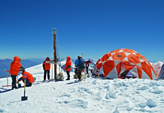 Extraen milenarias muestras de hielo de nevado peruano para estudiar cambio climático