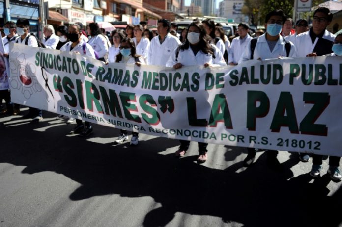 Gobierno declara ilegal huelga parcial de médicos en Bolivia