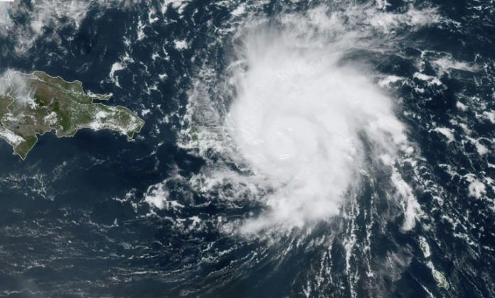 El gobernador de Florida, Ron DeSantis, declaró el estado de emergencia para toda la costa este, desde los cayos del extremo sur hasta la frontera con Georgia, puesto que aún no se puede predecir dónde golpeará exactamente