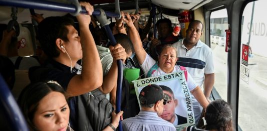 En las estaciones del transporte público, "las buscadoras", como se hacen llamar estas madres rotas y envejecidas por la tragedia, del conflicto armado