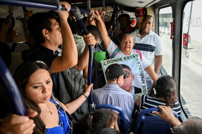 En las estaciones del transporte público, 