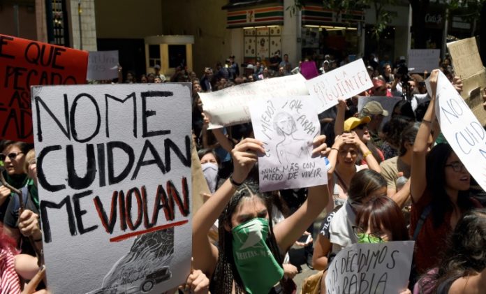 Marcha feminista exige castigo a policías de México que violaron a 2 menores