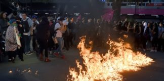 Miles de mujeres en México protestan por violación de policías a adolescente