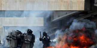 Policía disuelve con gases protesta que pedía renuncia de presidente hondureño