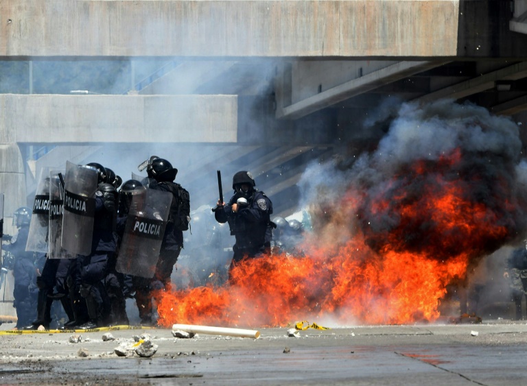 Policía disuelve con gases protesta que pedía renuncia de presidente hondureño