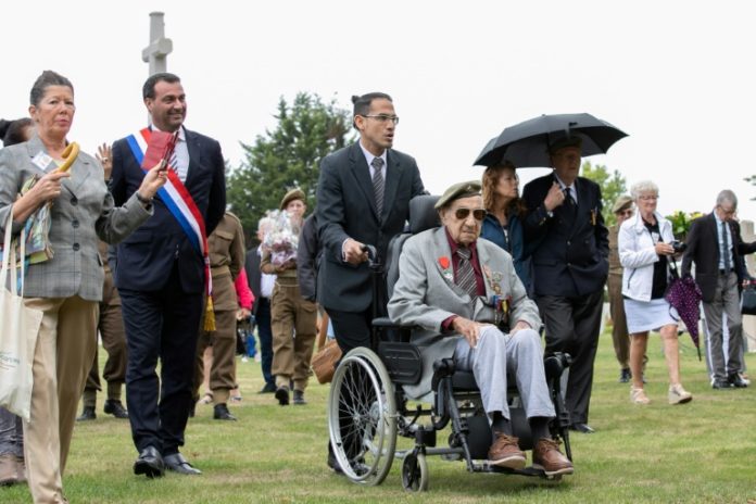 Un excombatiente peruano del Desembarco en 1944 regresa a Normandía