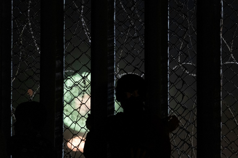 Un tribunal en EEUU ordena que niños migrantes detenidos tengan jabón y camas