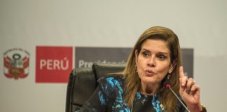 Vicepresidenta peruana renuncia a la bancada del gobierno