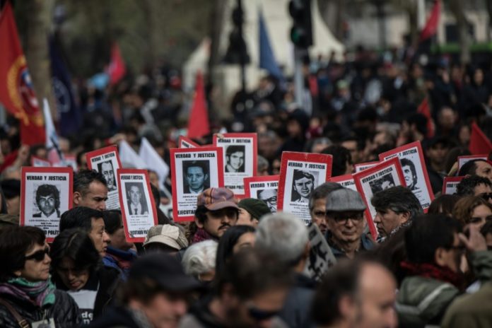 A los 46 años del golpe de Pinochet, multitudinaria marcha en recuerdo de sus víctimas A los 46 años del golpe de Pinochet, multitudinaria marcha en recuerdo de sus víctimas