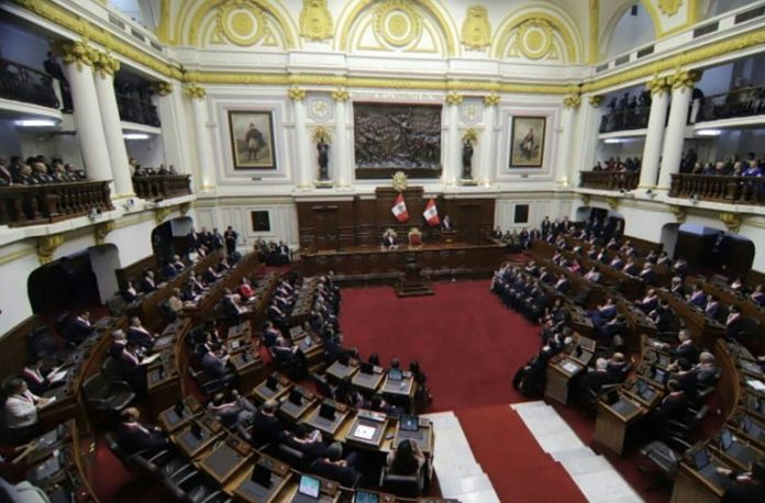 Congreso de Perú desestima ultimátum de Vizcarra, quien amenaza con disolverlo