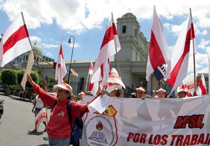 Educadores costarricenses paralizan labores contra proyectos que restringen huelgas