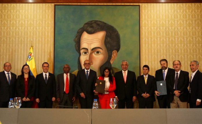 Maduro emprende diálogo con un sector opositor venezolano