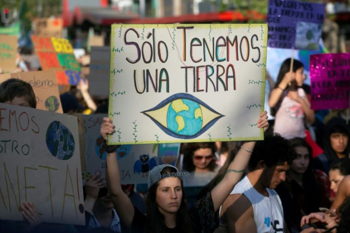 Masiva marcha en Chile protesta contra la crisis climática en el mundo