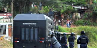 Policías reprimen en Honduras manifestación opositora