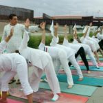Práctica de yoga en frontera México-Estados Unidos busca infundir paz en cruce de migrantes