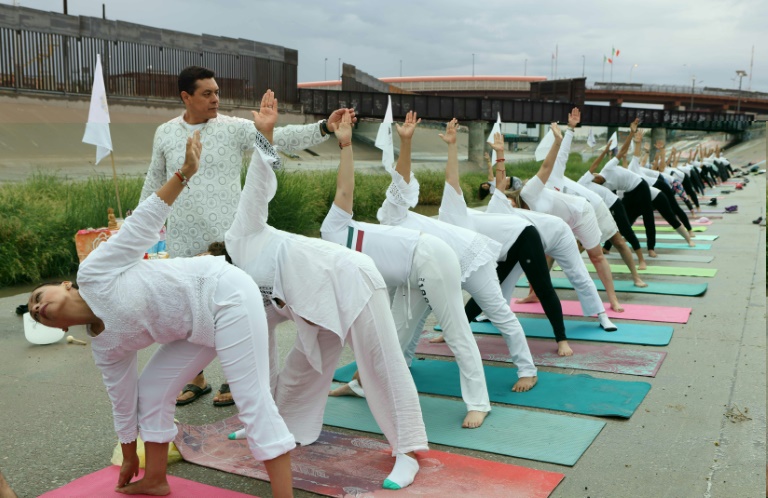 Práctica de yoga en frontera México-Estados Unidos busca infundir paz en cruce de migrantes