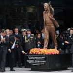 Retiran monumento de expresidente Néstor Kirchner de sede de Unasur en Quito