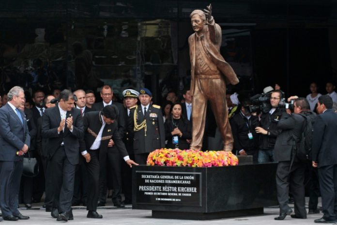 Retiran monumento de expresidente Néstor Kirchner de sede de Unasur en Quito