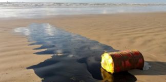 Brasil tras la pista de misteriosas manchas de petróleo en más de cien playas