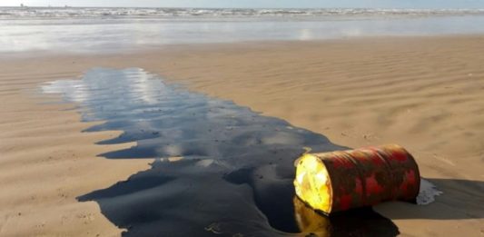Brasil tras la pista de misteriosas manchas de petróleo en más de cien playas
