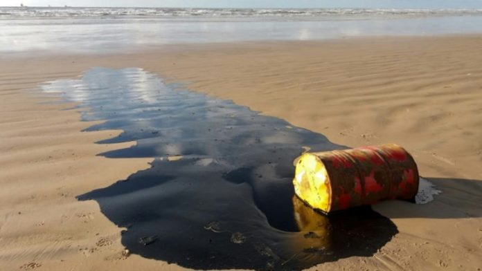 Brasil tras la pista de misteriosas manchas de petróleo en más de cien playas