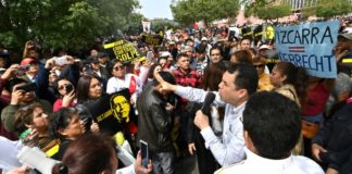 Cientos de peruanos protestan por disolución del Congreso