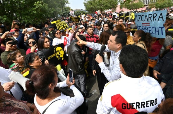 Cientos de peruanos protestan por disolución del Congreso