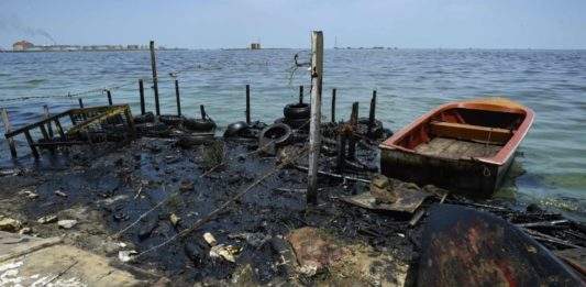 El Lago de Maracaibo, en Venezuela, un "constante derrame de crudo"