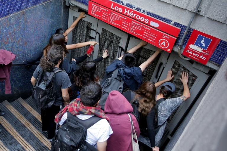 Estallan nuevos enfrentamientos en Santiago de Chile