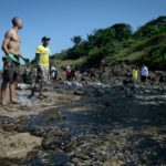 Frustración creciente en Brasil ante avance de manchas petroleras en playas del nordeste