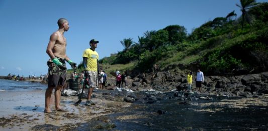 Frustración creciente en Brasil ante avance de manchas petroleras en playas del nordeste