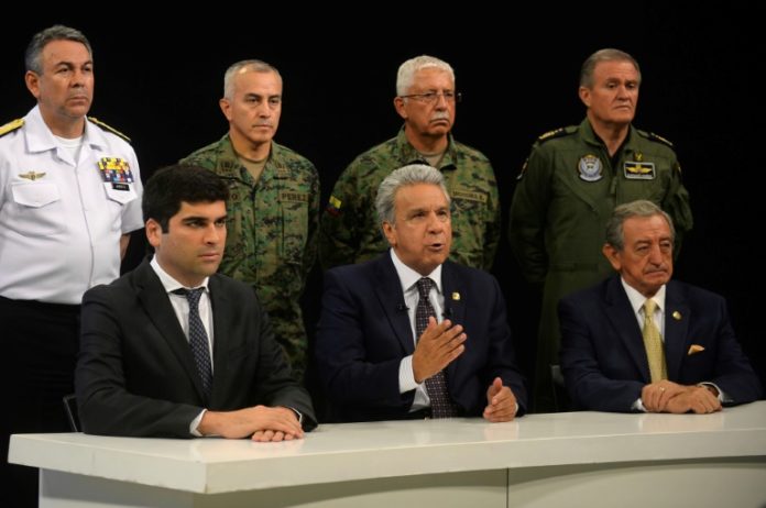 Moreno cambia sede de gobierno acosado por creciente protesta indígena en Ecuador Moreno cambia sede de gobierno acosado por creciente protesta indígena en Ecuador