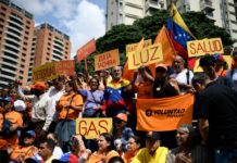 Opositores venezolanos se movilizan en respaldo a golpeado estado petrolero