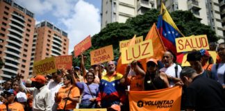 Opositores venezolanos se movilizan en respaldo a golpeado estado petrolero