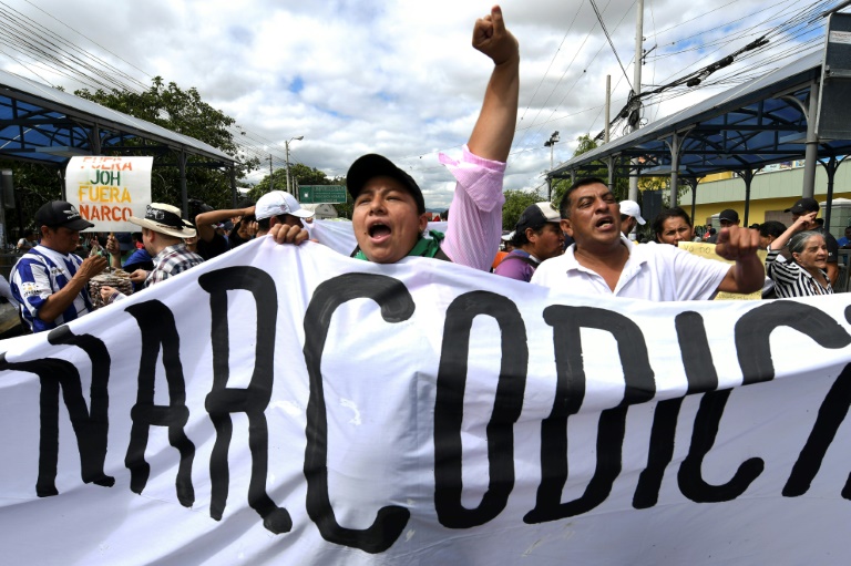 Policía hondureña carga contra manifestación por fin de "narcogobierno" -  Hispanos Press