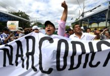 Policía hondureña carga contra manifestación por fin de "narcogobierno"