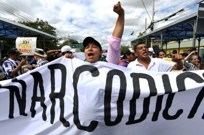 Policía hondureña carga contra manifestación por fin de "narcogobierno"