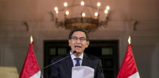Presidente de Perú disuelve el Congreso, que responde suspendiéndolo