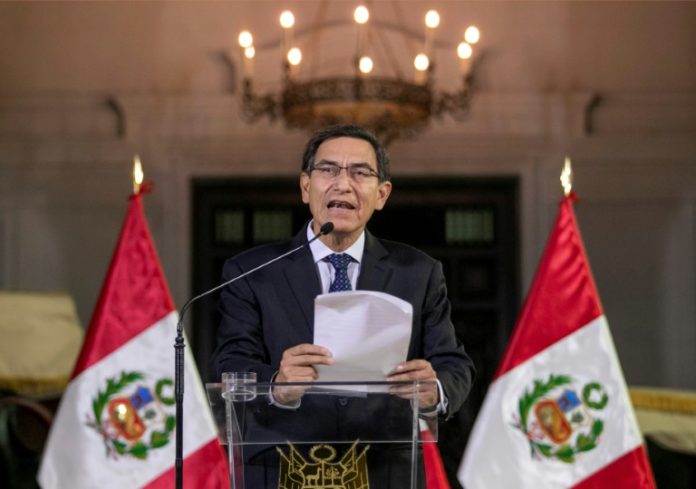 Presidente de Perú disuelve el Congreso, que responde suspendiéndolo