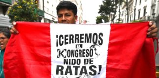 Presidente de Perú disuelve el Congreso, que responde suspendiéndolo