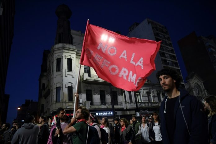 Uruguayos votarán reforma de seguridad que propone crear una guardia militar