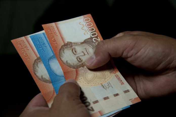 Banco Central de Chile anuncia inyección de USD $4.000 millones para frenar caída del peso