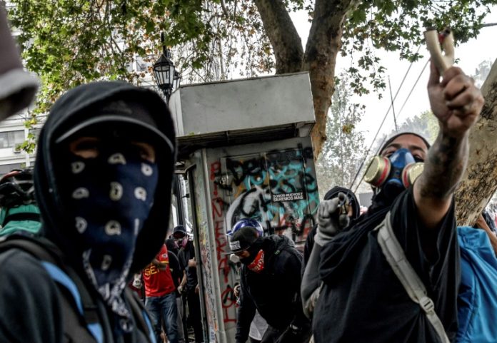 Disturbios, masiva concentración y sismo en otra jornada de estallido en Chile