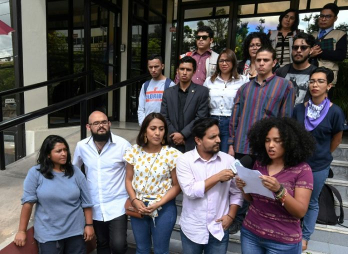 Estudiantes hondureños exigen investigar si existen 