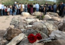 Furiosos e indignados, mormones entierran a víctimas de ataque en norte de México