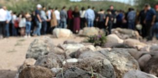 Furiosos e indignados, mormones entierran a víctimas de ataque en norte de México