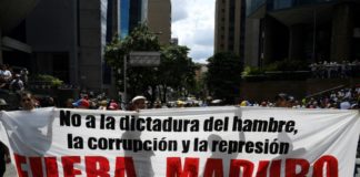 Guaidó pide a la oposición no abandonar la calle