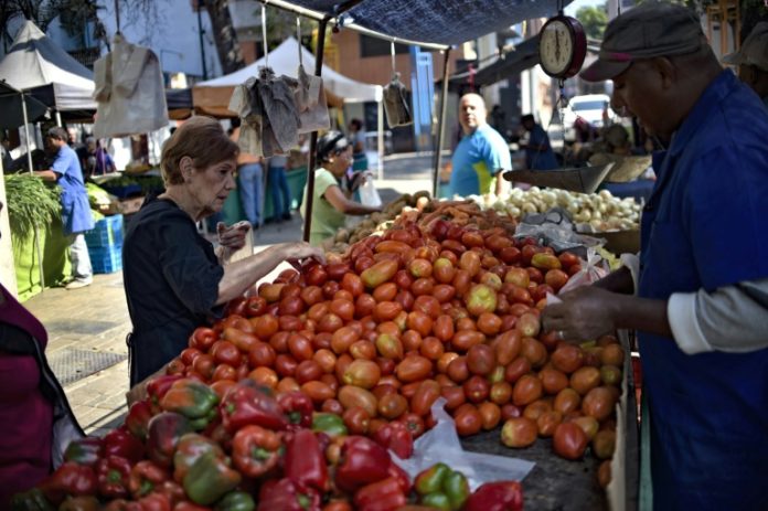 Hiperinflación venezolana sigue desacelerándose en octubre 24.312,5% interanual